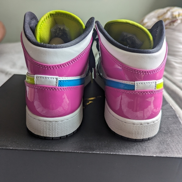 Air Jordan 1 Mid SE Cyber-Active Fuchsia - Picture 3 of 11